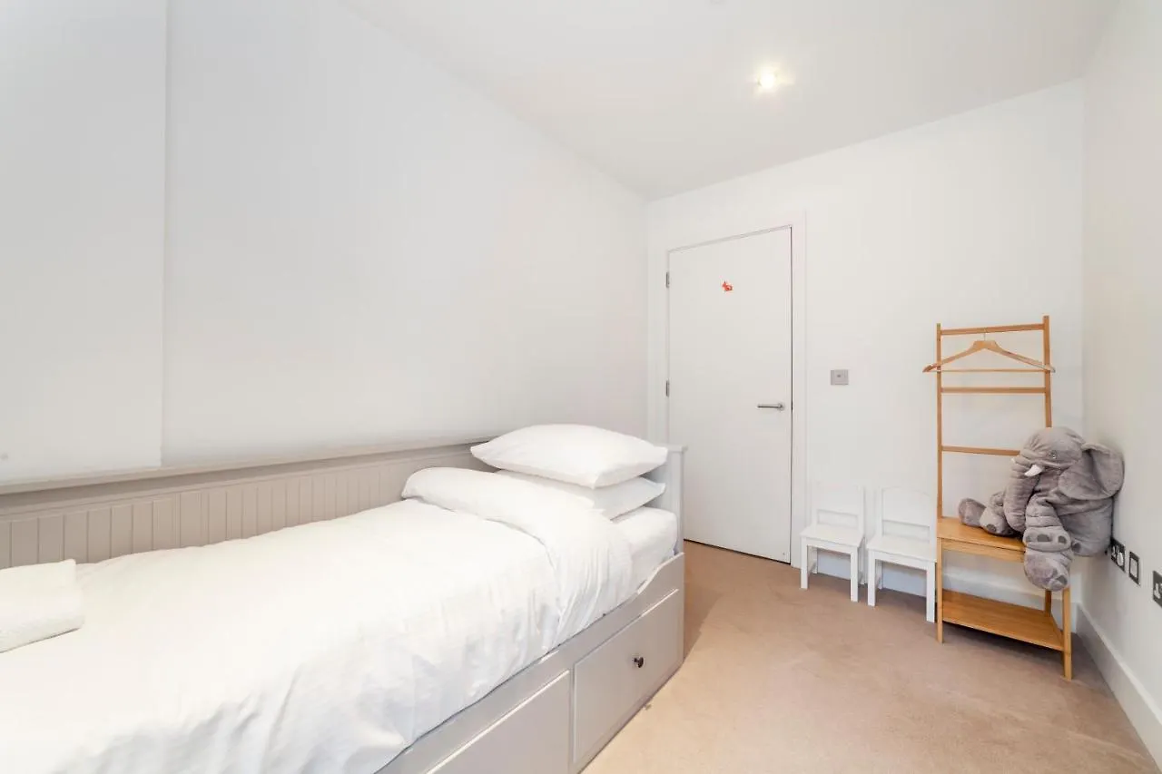 Apartment Spacious Modern 3 Bedroom Apt W Balcony, Woolwich London