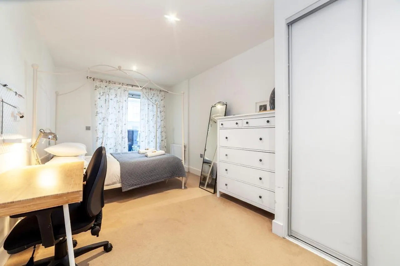 Spacious Modern 3 Bedroom Apt W Balcony, Woolwich London