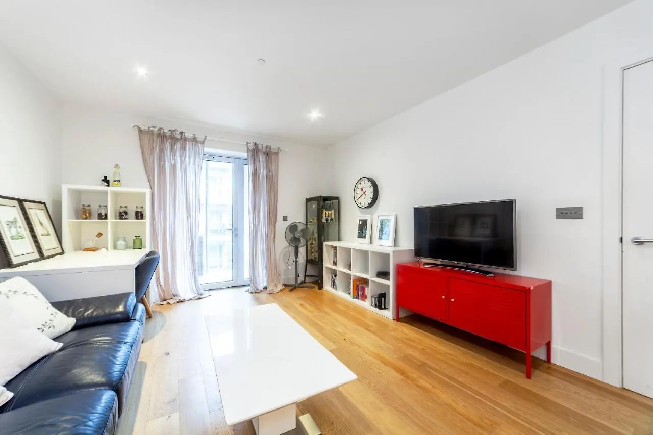 Spacious Modern 3 Bedroom Apt W Balcony, Woolwich contacts