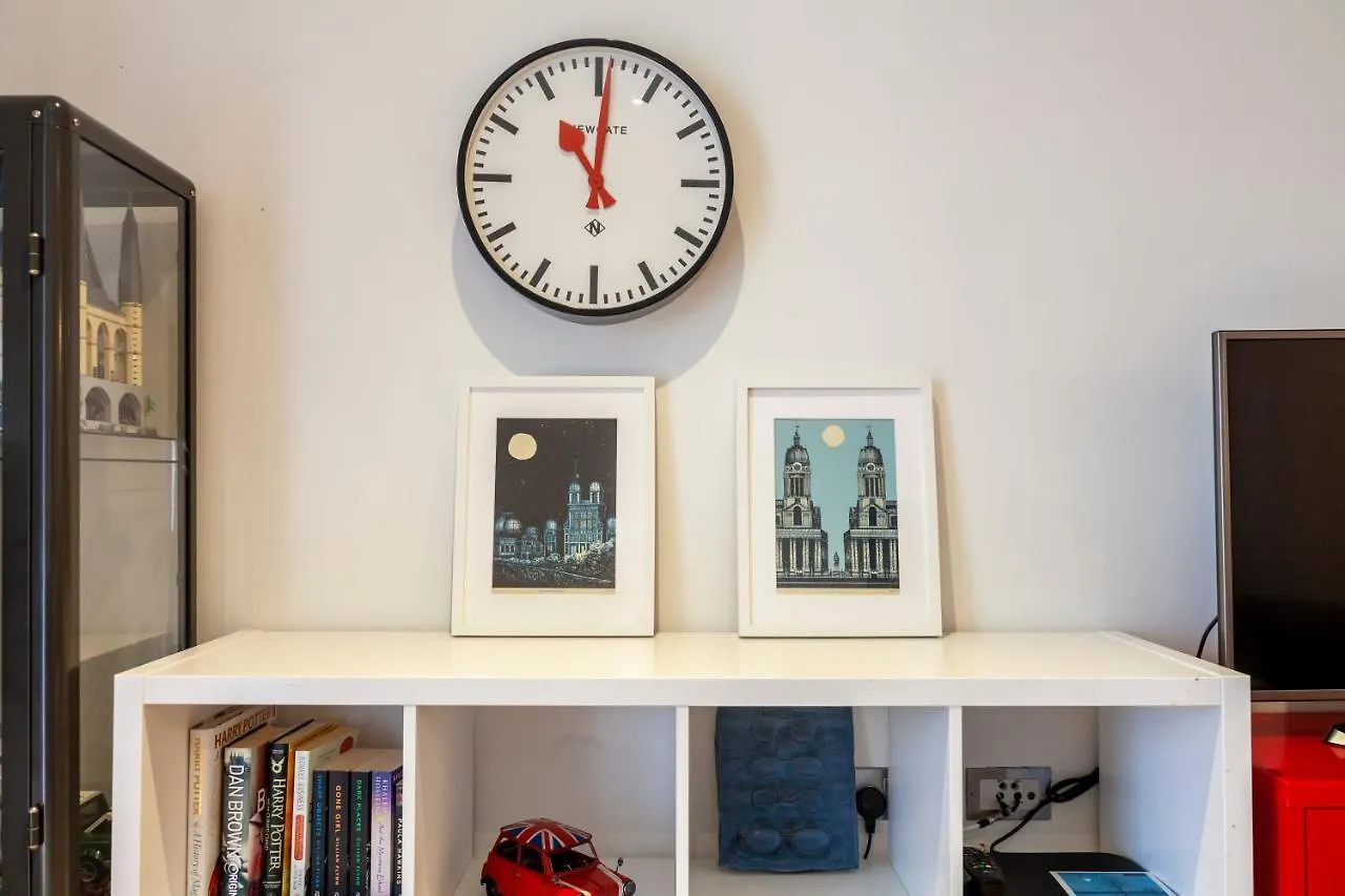 Spacious Modern 3 Bedroom Apt W Balcony, Woolwich London Apartment