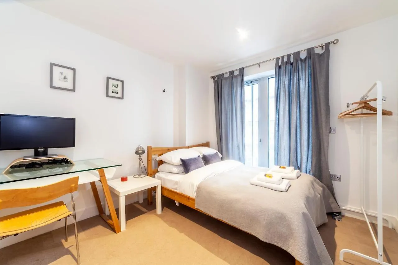 Spacious Modern 3 Bedroom Apt W Balcony, Woolwich London Apartment