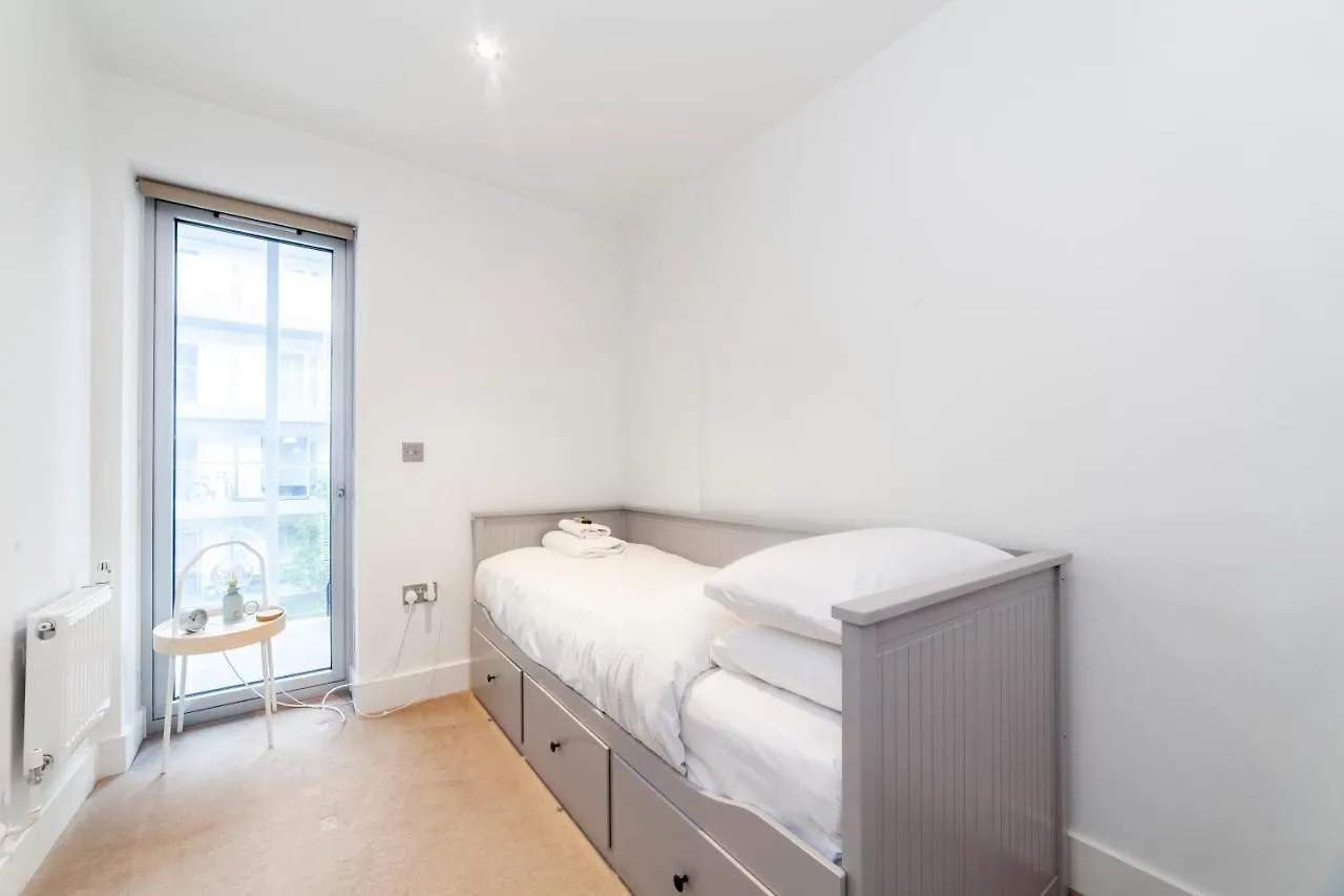 Spacious Modern 3 Bedroom Apt W Balcony, Woolwich London