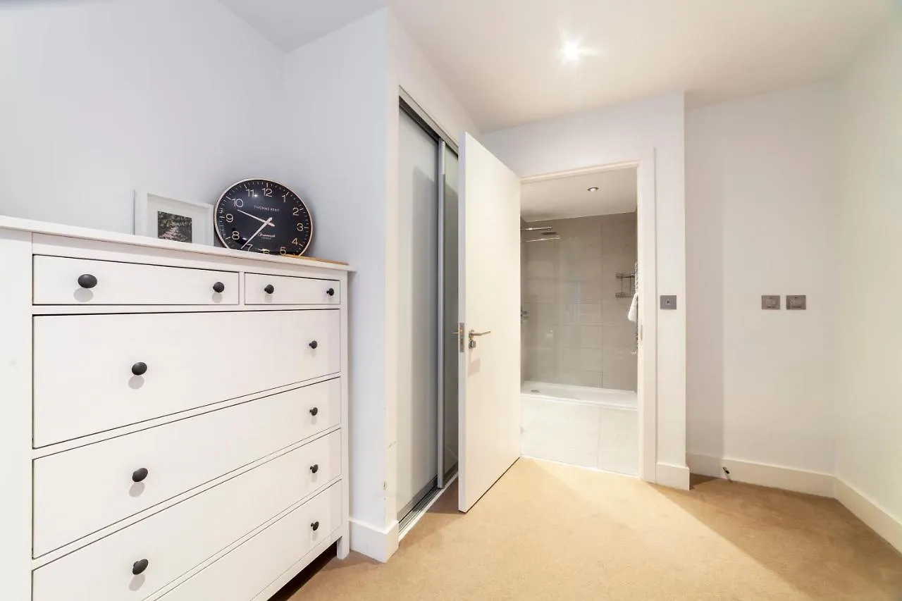 Apartment Spacious Modern 3 Bedroom Apt W Balcony, Woolwich London