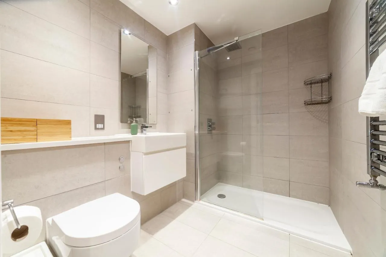 Spacious Modern 3 Bedroom Apt W Balcony, Woolwich London Apartment