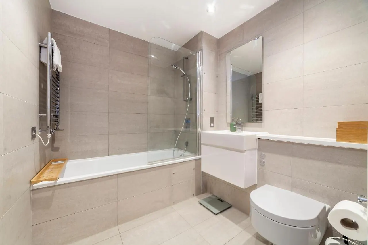 Spacious Modern 3 Bedroom Apt W Balcony, Woolwich London