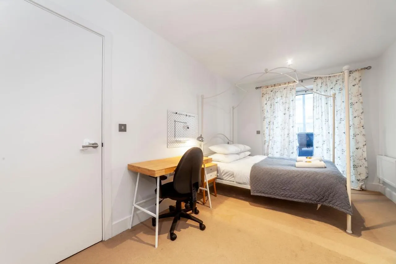 Spacious Modern 3 Bedroom Apt W Balcony, Woolwich London Apartment