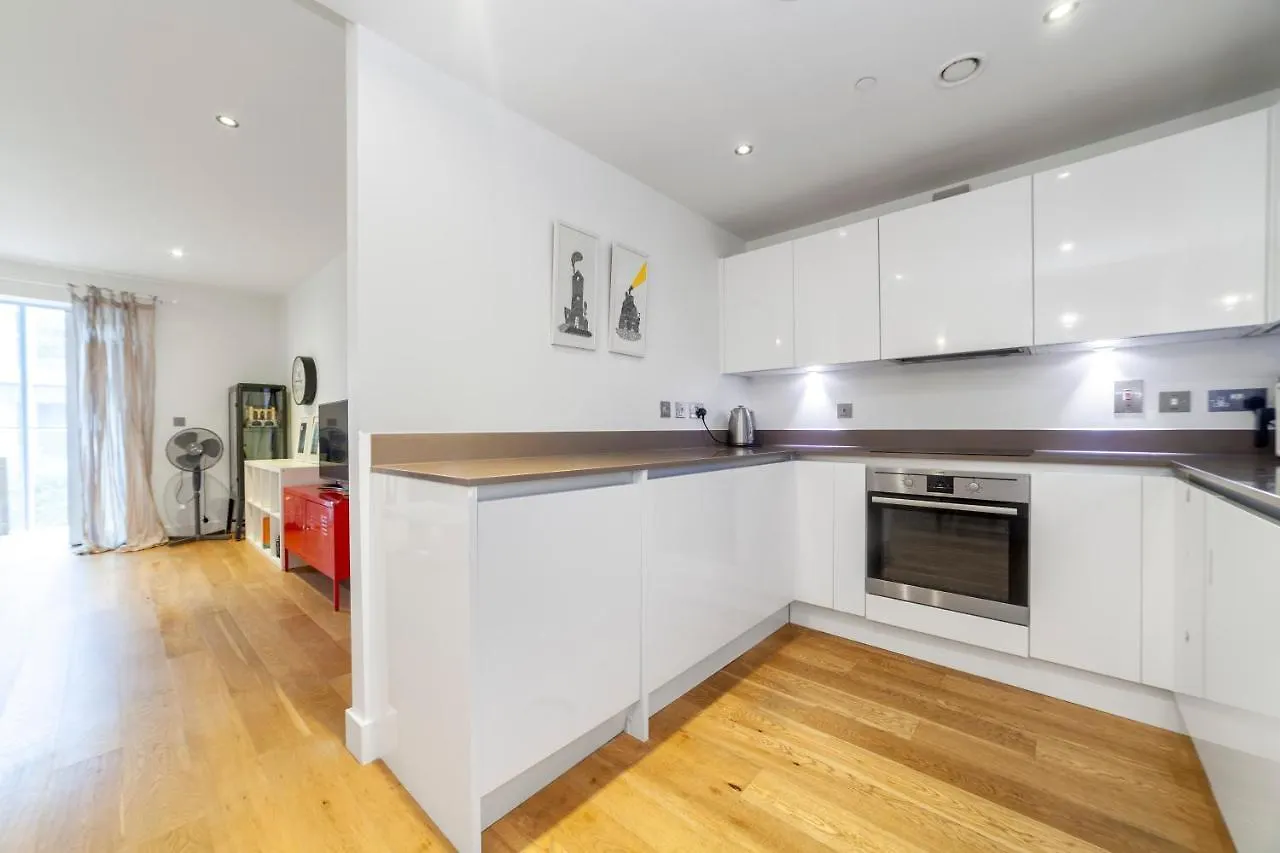 Spacious Modern 3 Bedroom Apt W Balcony, Woolwich London 0*,  United Kingdom