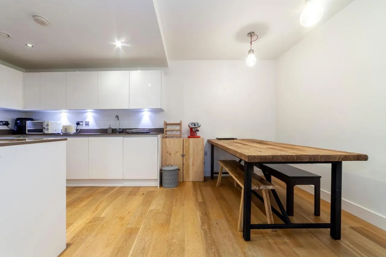Apartment Spacious Modern 3 Bedroom Apt W Balcony, Woolwich London