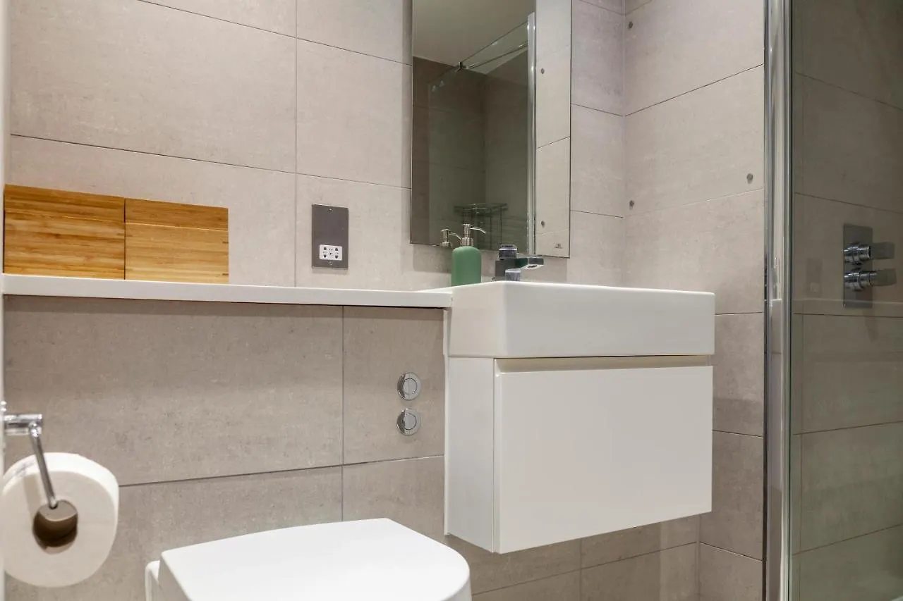 Spacious Modern 3 Bedroom Apt W Balcony, Woolwich London 0*,