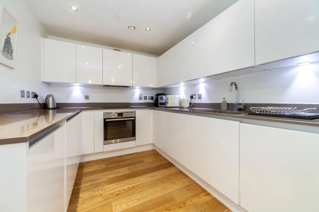 Apartment Spacious Modern 3 Bedroom Apt W Balcony, Woolwich London United Kingdom